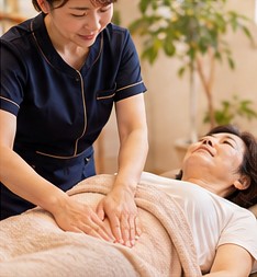 腹部ケアの様子(イメージ)