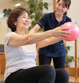 ゴムボールを使った筋トレ指導（イメージ）